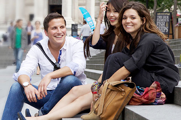 Corsi di Lingua Generale e per esami per studenti di età pari o superiore a 16 anni. L’età media per questi corsi è pari a 23 anni, ma sono adatti anche a studenti di età superiore.