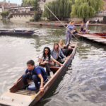 Gli studenti Frances King vanno a fare punting on Cam River a Cambridge