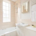 Un bagno degli appartamenti Chelsea Cloisters a Londra