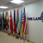 La sala delle bandiere della TLA Language Academy a Fort Lauderdale