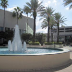 Una fontana all'esterno della TLA Language Academy a Fort Lauderdale