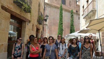 Colegio de Espana students do a walking tour of Salamanca