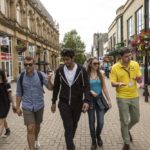 Gli studenti della CES Harrogate passeggiano con il personale della scuola