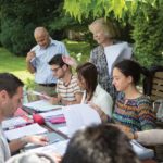 Una lezione nel giardino della Cambridge Academy of English