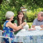 Una studentessa della Cambridge Academy con la famiglia
