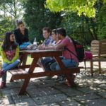 Studenti nel giardino della Cambridge Academy