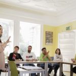 Gli studenti in un'aula del campus Palmerston Park della scuola di lingue Emerald Cultural Institute