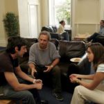 Gli studenti in un salotto del residence per studenti St. Raphaela