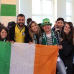 Gli studenti della scuola Emerald Cultural Institute celebrano il giorno di San Patrizio a Dublino