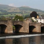 Il ponte di Crickhowell e le Table Mountain vicino Brecon, Galles