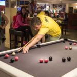 Gli studenti della CES Harrogate giocano a biliardo con il personale della scuola