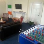Un salotto e un biliardino nel residence per studenti St. Raphaela