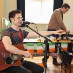 Uno studente della scuola Emerald Cultural Institute canta e suona durante il giorno di San Patrizio a Dublino