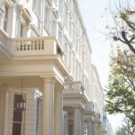 L'edificio per adulti in estate della scuola Frances King a Queen's Gate, South Kensington, Londra