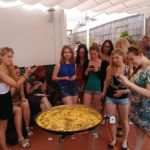 Españolé IH Valencia students in a paella cooking class