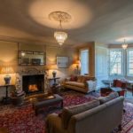 La Drawing room con 9 posti a sedere intorno al camino della scuola Trebinshun House