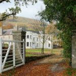 Il cancello e l'ingresso della scuola Trebinshun House durante l'autunno