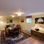 La zona pranzo del Honeysuckle Cottage con 8 posti a sedere