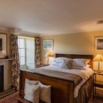 Una stanza doppia king-size della scuola Trebinshun House