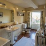 Un bagno del maniero della scuola Trebinshun House