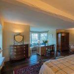 Una stanza da letto del maniero della scuola Trebinshun House