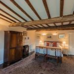 Una stanza super king size con soffitto pannellato della scuola Trebinshun House 