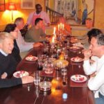 Gli studenti della scuola Trebinshun House in un pub 