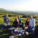 Gli studenti della scuola Trebinshun House ad un picnic nelle Welsh Brecon Beacons