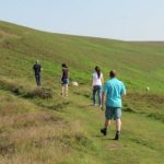 Gli studenti della scuola Trebinshun House durante una camminata 