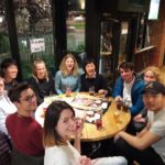 Gli studenti della scuola di lingue French in Normandy a cena fuori