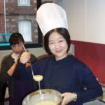 Gli studenti della scuola di lingue French in Normandy a lezione di cucina