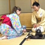 La classe sulla cultura del tè giapponese della scuola Genki di Tokyo