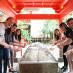 Gli studenti della scuola Genki di Tokyo mentre partecipano ad una attività culturale giapponese