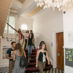 Gli studenti della CES Edimburgo all'entrata della scuola