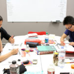 Un professore della scuola Converse di San Diego parla del suo andamento ad uno studente