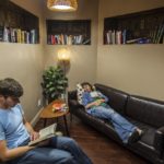 La biblioteca e stanza dello studio del Residence USA a San Francisco