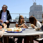Gli studenti della Converse School di San Francisco pranzano nella terrazza sul tetto