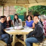 Una lezione nel giardino della scuola English in Chester 