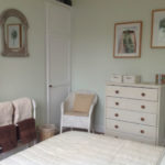 Stanza arredata in un alloggio in famiglia