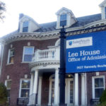 Un edificio nel campus della FLS International New York/St. Peter's University