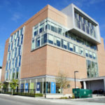 Un edificio nel campus della FLS International New York/St. Peter's University