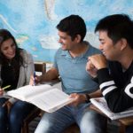 Gli studenti della NESE di Boston parlano della grammatica inglese a lezione