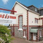 L'Hotel Club TIS Hotel nei pressi della scuola