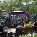 Gli studenti della Wimbledon School of English in giardino