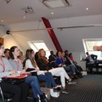 Studenti che seguono una lezione presso il CERAN Spa chateaux (l'edificio principale della scuola)