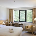 Una stanza standard col bagno nel residence della CERAN Spa 