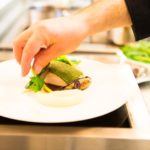 Lo chef della CERAN perfeziona un piatto