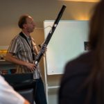 Uno studente della CERAN Spa intrattiene i suoi colleghi