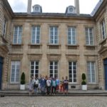 Gli studenti della scuola France Langue Bordeaux visitano un museo