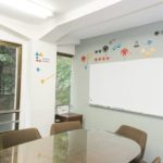 Una classe con alieni sul muro della scuola Genki di Tokyo